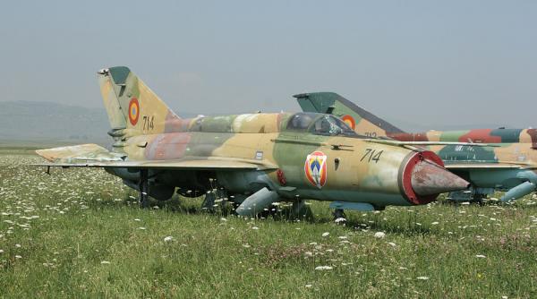 unui avion mig 21 lancer de la baza din campia turzii i au cazut in zbor rezervoarele suplimentare de combustibil