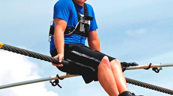 nik wallenda legat la ochi pe sarma deasupra orasului vanturilor
