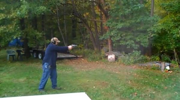 incredibil un barbat ia la tinta un copac si trage cu pistolul ce a urmat intrece orice imaginatie video