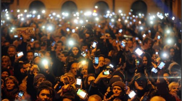 mii de oameni s au mobilizat impotriva taxei pe internet la budapesta