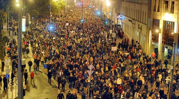 protest masiv la budapesta impotriva proiectului privind introducerea unei taxe pe internet