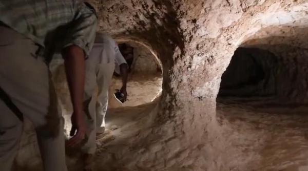 surpriza de proportii au sapat ilegal sub o casa langa cairo cautand vestigii faraonice ce au gasit a uluit ministerul antichitatilor