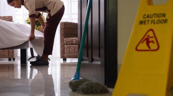 aproximativ 10 dintre turi tii romani pleaca acasa cu diferite obiecte din unita ile de cazare