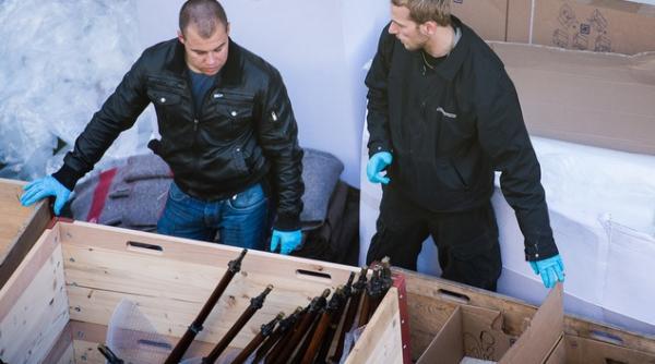 descoperire incredibila politia din elvetia a gasit mii de arme si zeci de cutii cu munitii in pivnita unui pensionar