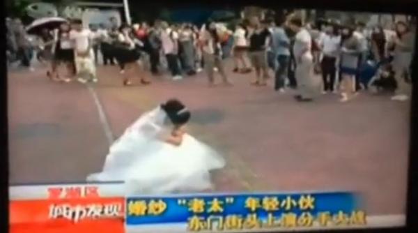 video mireasa parasita in mijlocul strazii motivul este incredibil