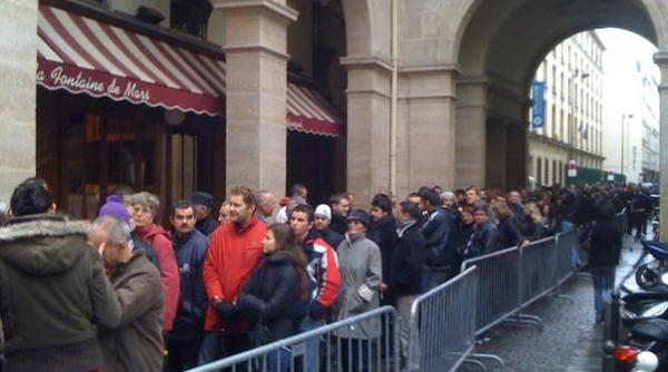 alegatorii au patruns cu forta in ambasada romaniei la paris ca sa voteze politia franceza solicitata sa intervina