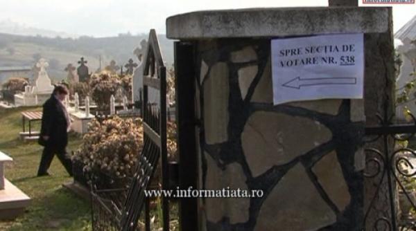 foto intr un sat din suceava la vot printre morminte
