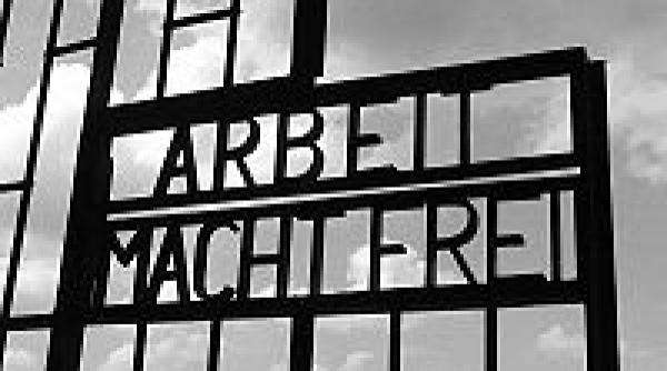 o poarta avand inscrip ionata lozinca arbeit macht frei furata din lagarul de la dachau