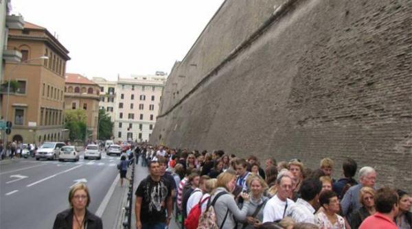 roma doi turi ti s au a ezat la coada romanilor la vot crezand ca e la intrarea in muzeu
