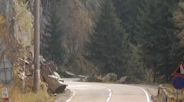 video detonare de stanci pe transfagarasan turistii au luat bolovani acasa drept suveniruri