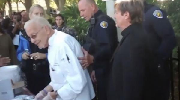 barbat de 90 de ani arestat pentru ca a hranit neregulamentar oamenii fara adapost din orasul sau