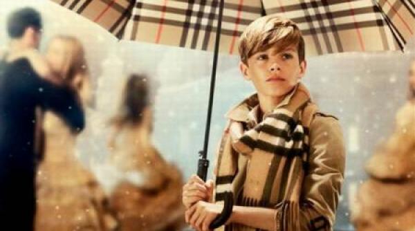 romeo fiul de 12 ani al celebrului cuplu victoria i david beckham in campania de craciun a firmei burberry