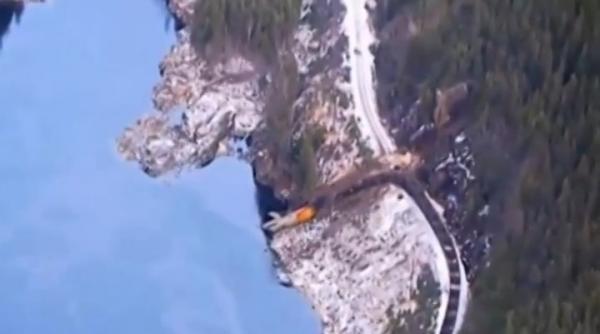 incident feroviar in canada un tren de marfa a deraiat i a cazut intr un rau video