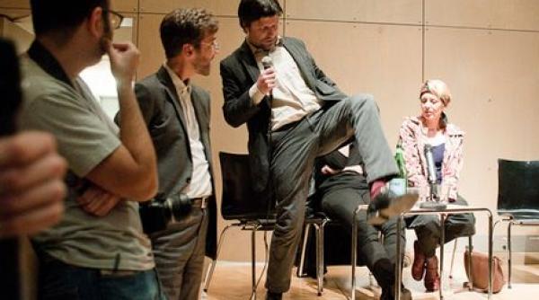 bataie ca n filme intre intelectuali la o intalnire a mediului academic din belgrad