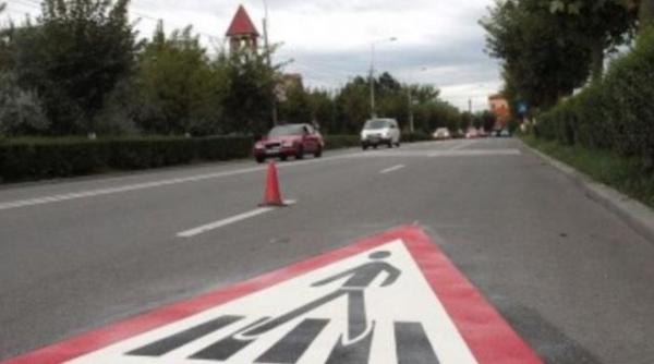 batran lovit pe trecerea de pietoni pentru ca traversa strada prea incet