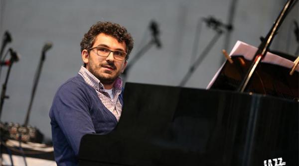 concert teo milea la godot on white and black keys