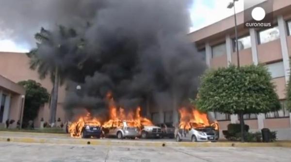 protestele escaladeaza in mexic parlamentul statului guerrero incendiat video