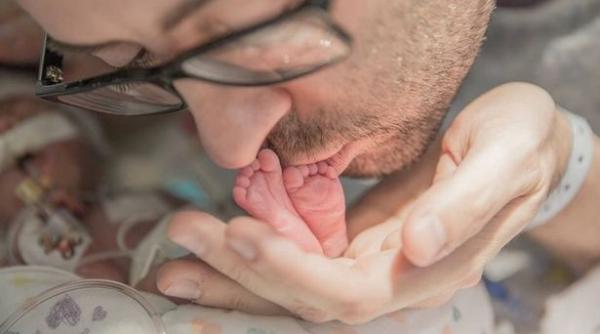 tata cantec bebelus pe moarte incubator video