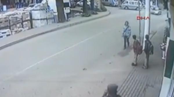 video cu cel mai norocos pieton din lume