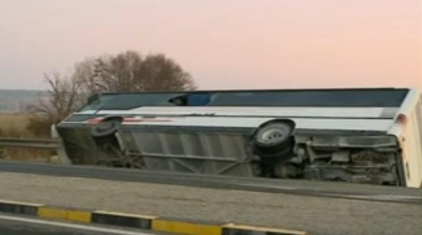 un autocar cu 46 de oameni s a rasturnat pe dn1 noua oameni au fost raniti