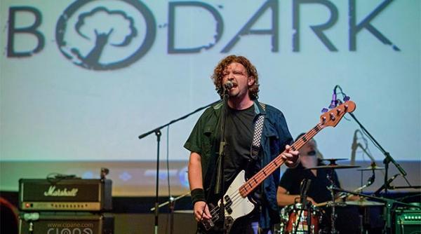 bodark canta alaturi de changing skins