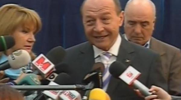 video traian basescu continua sa incalce regulile campanie electorala in sectia de votare