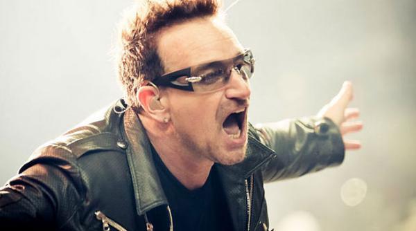 bono de la u2 urmarit de ghinioane dupa ce a fost la un pas sa cada din avion urmeaza sa fie operat dupa un accident de bicicleta