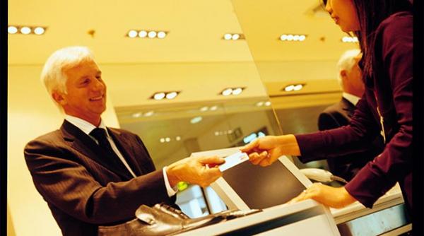 romanii prefera sa scoata banii de la atm