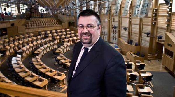 am scris trei carti in tren in timp ce faceam naveta spre serviciu de vorba cu andrew nicoll autorul romanului daca citesti asta inseamna ca am murit