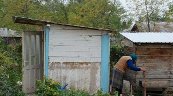 un miliard de oameni nu au closete in tara noastra peste 40 dintre wc uri sunt in afara casei