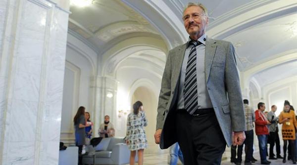 membri ai politiei politice au fost redistribuiti in partidele de dreapta