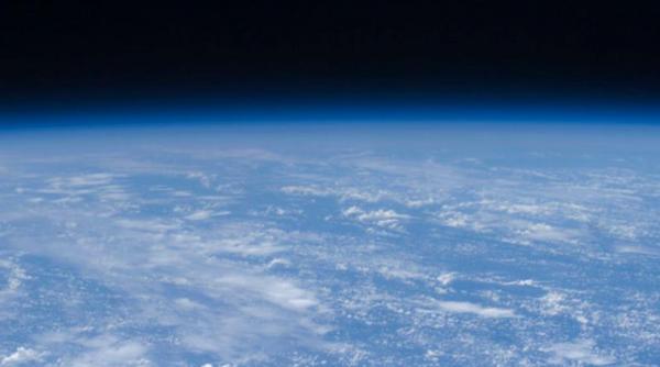 obiect misterios descoperit in spatiu manevrele sunt bizare iar scopul este necunoscut armata americana este in alerta video