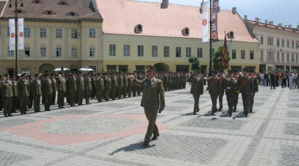 ceremonie militara in memoria celor opt militari care au murit in catastrofa aeriana din sibiu