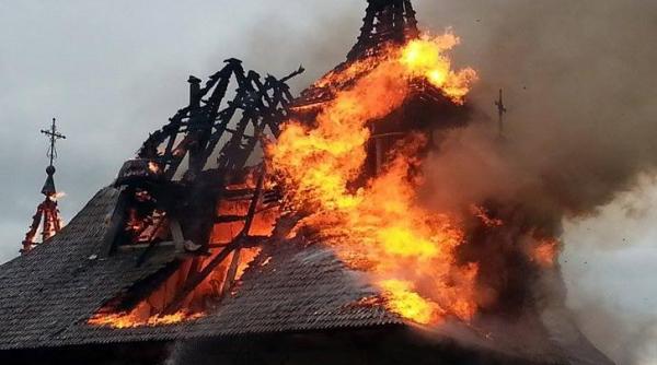 manastirea vovidenia din tulcea cuprinsa de flacari mai multe chilii au ars in incendiu