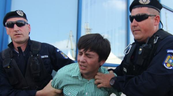 tanarul care l a scuipat pe basescu condamnat la inchisoare basescu nu s a dus la proces si nici nu a fost reprezentat