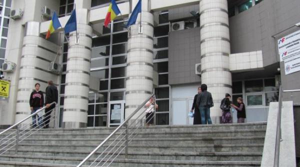 un barbat a amenintat ca sare de la etajul iii al dgpf vaslui