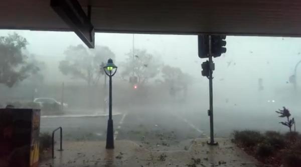 video orasul australian brisbane sub asediu grindina de marimea unei mingi de golf