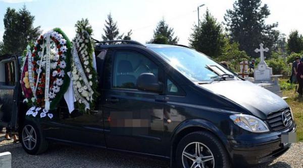 un dement evadat a furat un dric cu tot cu mort i rude bocind in ma ina da te am treaba la pia a