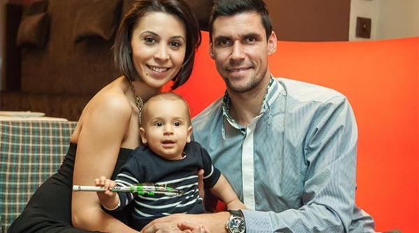 baietelul lui victor hanescu a ales racheta de tenis la taierea motului