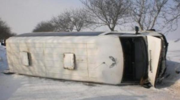 accident grav la valcea un microbuz cu calatori s a rasturnat la ramnic 13 raniti transportati la spital