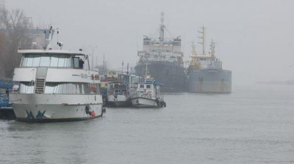 zeci de nave blocate pe dunare in zona portului moldova veche din cauza vantului puternic