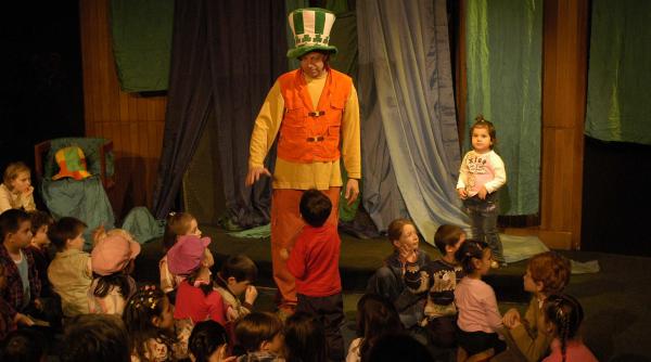 magicienii si darul lui mos craciun la 65 de ani teatrul pentru copii gong din sibiu isi invita publicul in mijlocul magiei