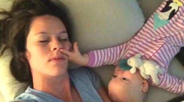 senzatie pe internet face milioane de vizualizari un bebelus nu vrea nici in ruptul capului ca mama lui sa doarma video