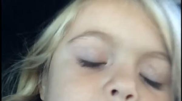 o pustoaica de trei ani cauta un selfie perfect numai de 677 de ori video