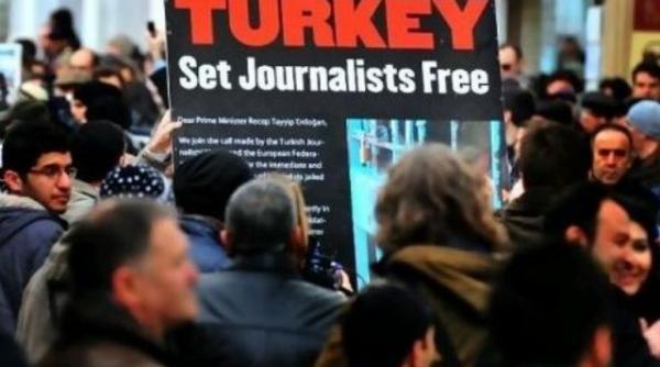 zeci de ziaristi arestati in turcia pentru conspiratie erdogan ue sa si vada de treaba