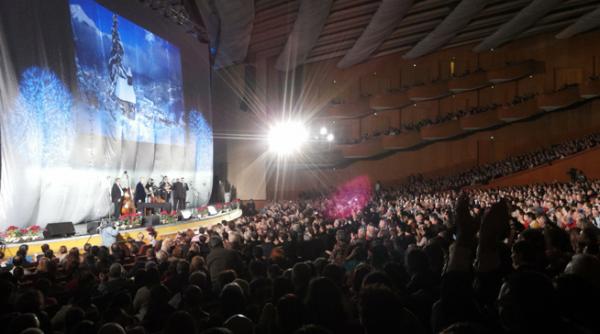 aplauze necontenite pentru maestrul gheorghe zamfir si invitatii sai la sala palatului
