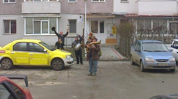 asta i capra de la chescu am scapat si de basescu colindatorii de dupa blocuri