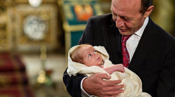 traian basescu a publicat pe facebook prima fotografie de la botezul nepotului sau radu