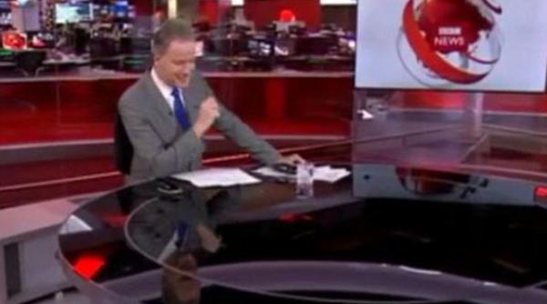 scena epica in studiourile bbc de craciun ce au vazut milioane de telespectatori live in timpul buletinului de stiri video
