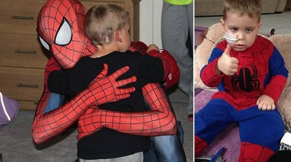 baie elul bolnav de cancer care a emo ionat o lume intreaga cand tatal lui s a costumat in spiderman a murit in somn in noaptea de ajun video